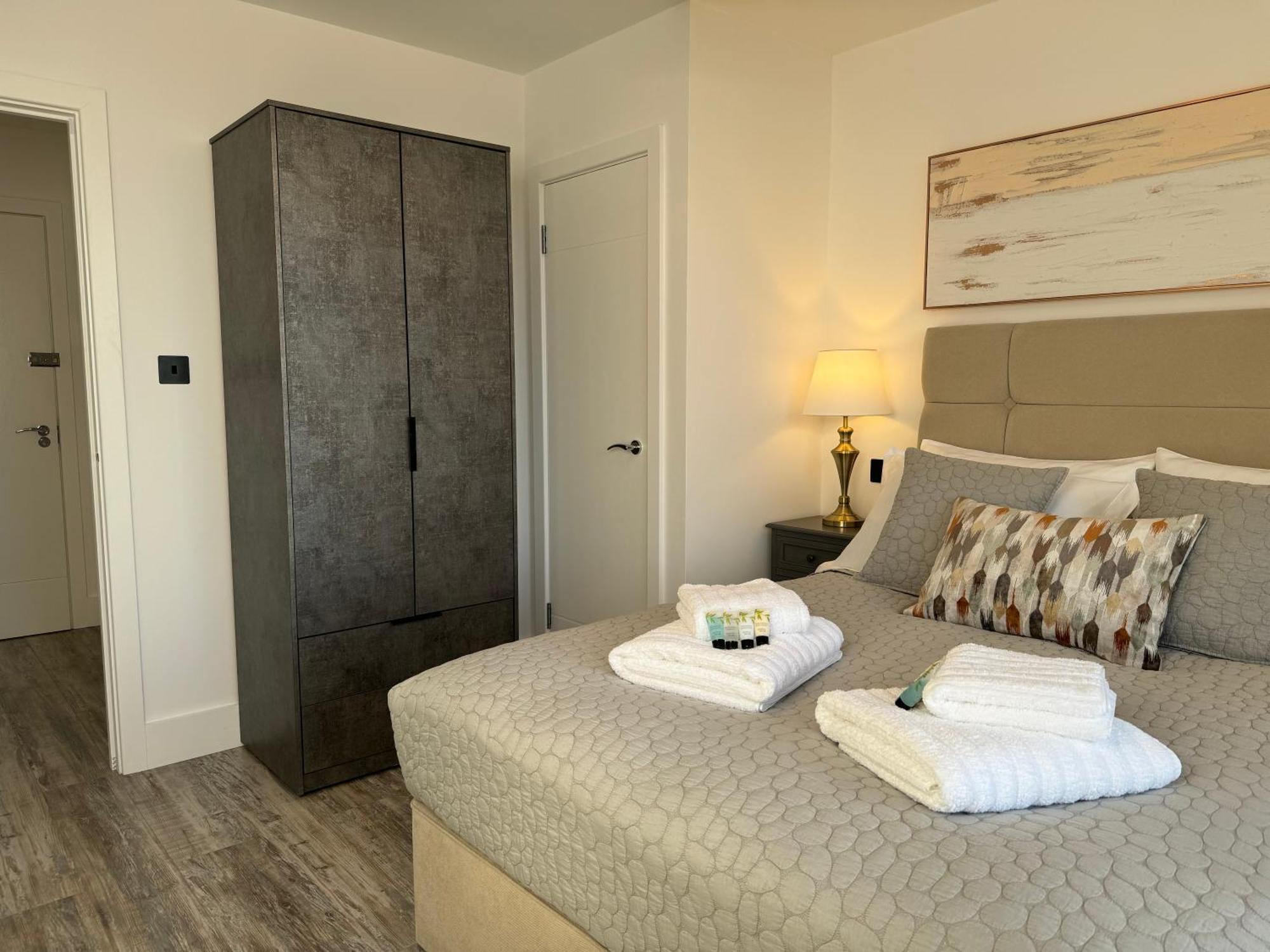 Elegant One Bedroom Apartment Суиндон Экстерьер фото