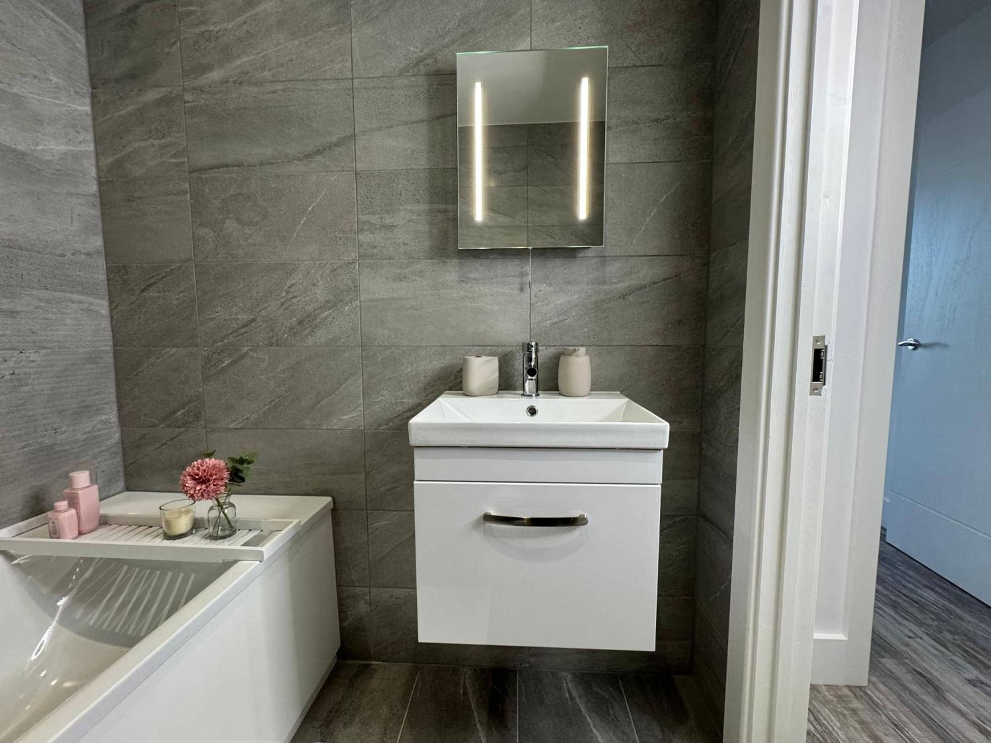 Elegant One Bedroom Apartment Суиндон Экстерьер фото