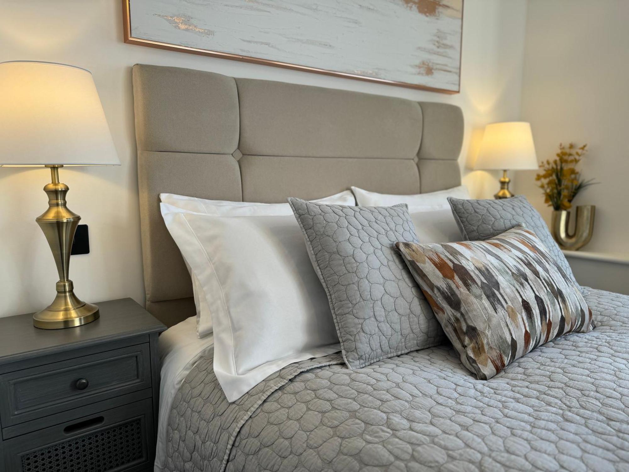 Elegant One Bedroom Apartment Суиндон Экстерьер фото