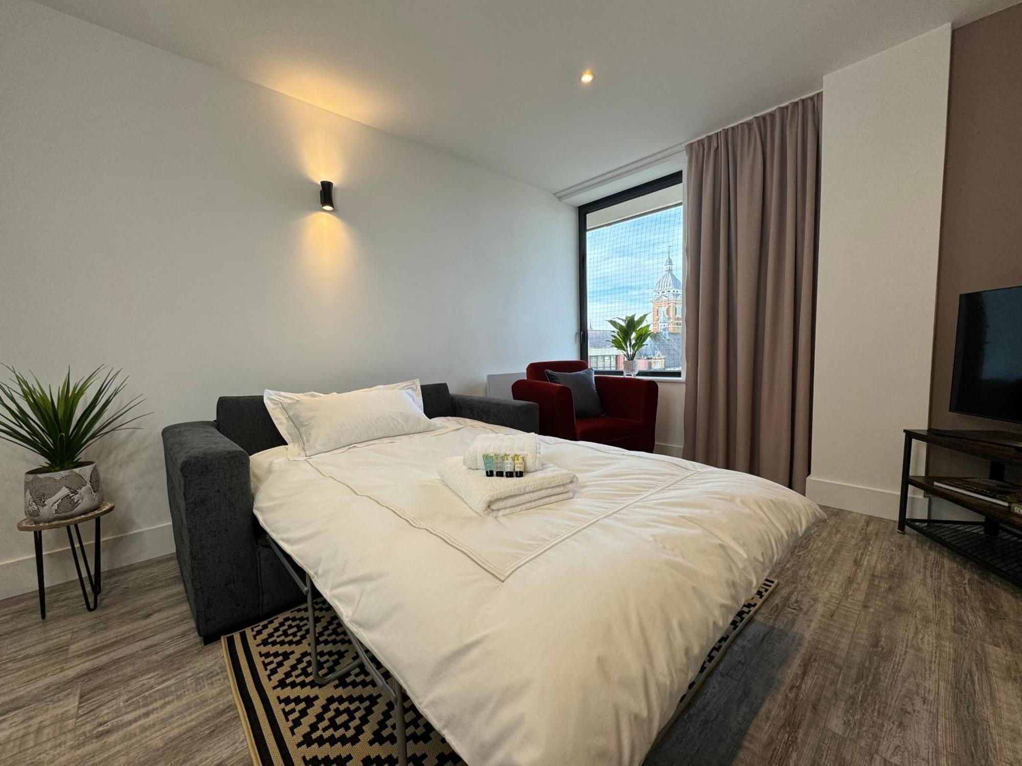 Elegant One Bedroom Apartment Суиндон Экстерьер фото