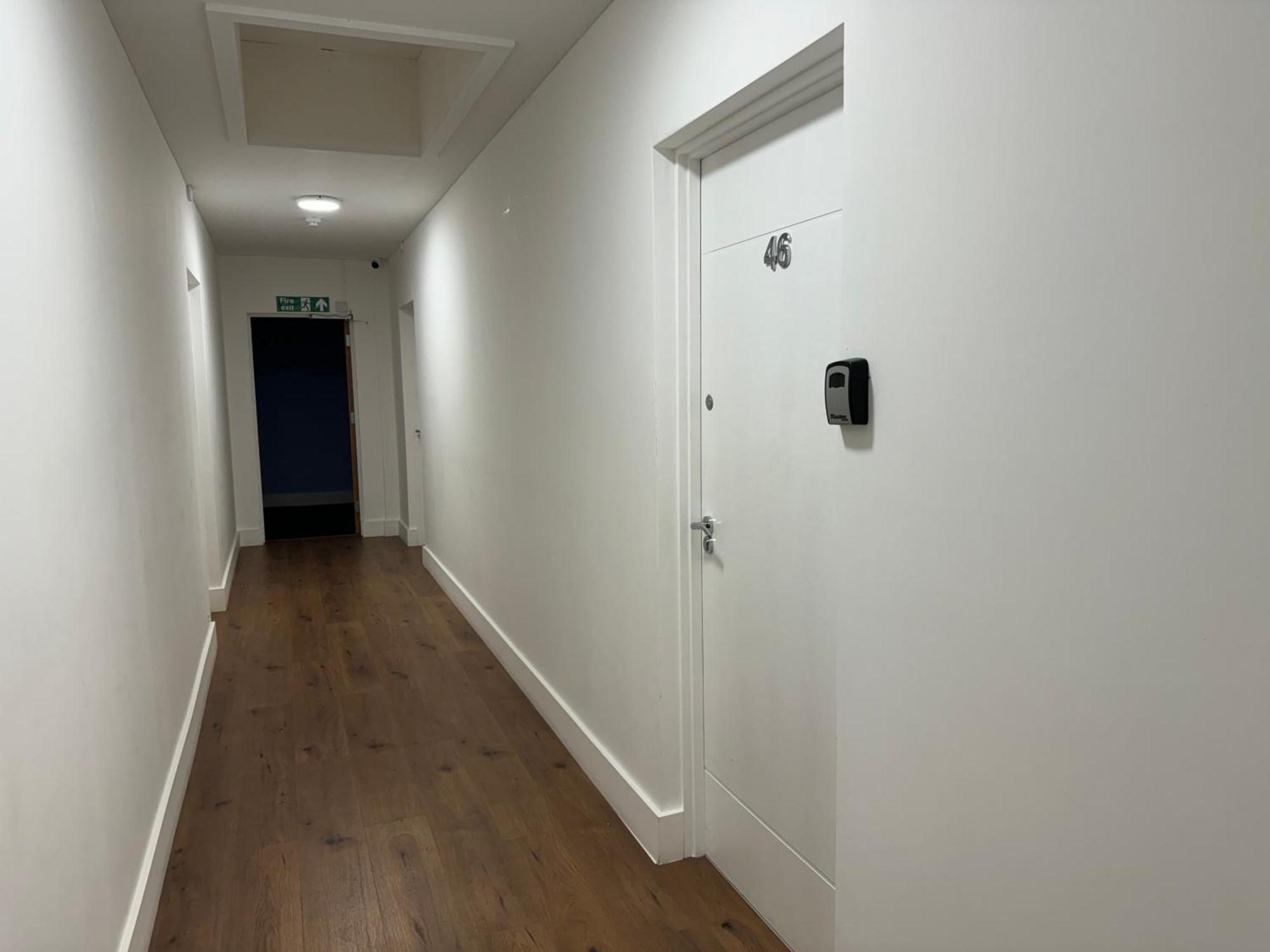 Elegant One Bedroom Apartment Суиндон Экстерьер фото