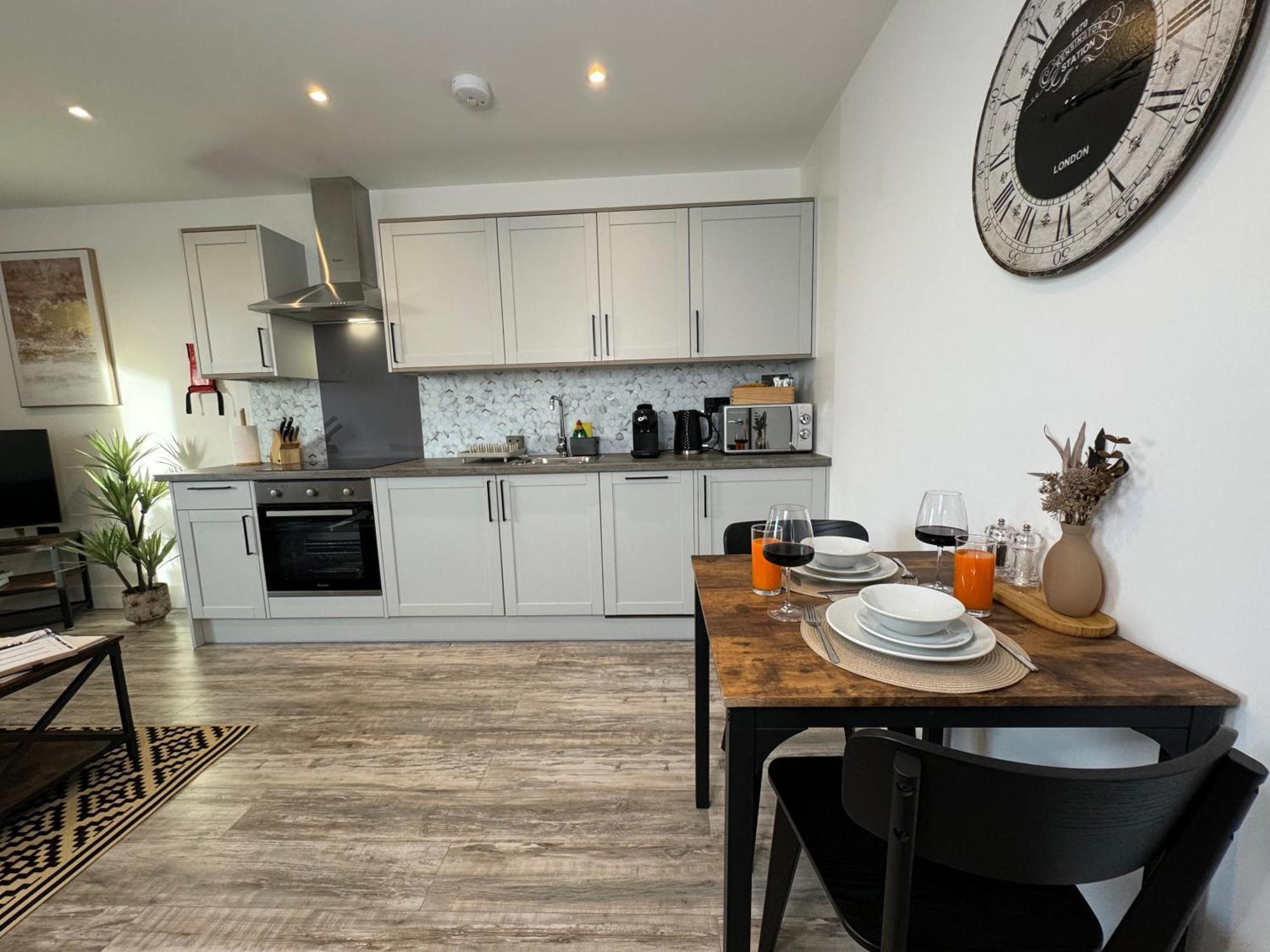 Elegant One Bedroom Apartment Суиндон Экстерьер фото