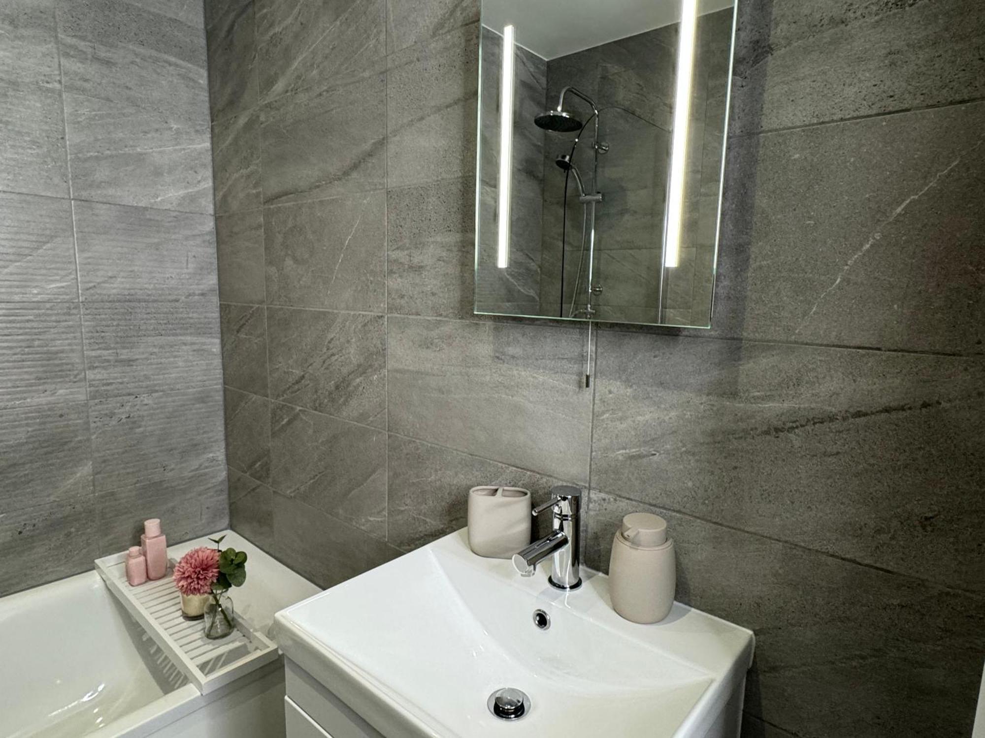 Elegant One Bedroom Apartment Суиндон Экстерьер фото
